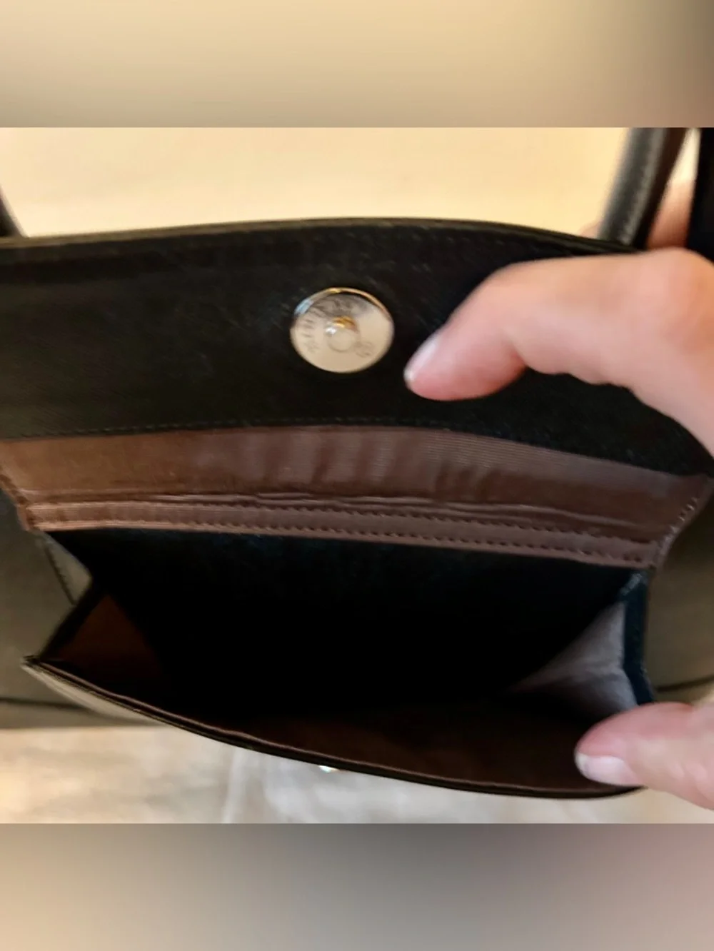 Burberry Saffiano Ceremonial Bag
Black Leather. Handmade Purse Charm included. - Picture 5 of 13